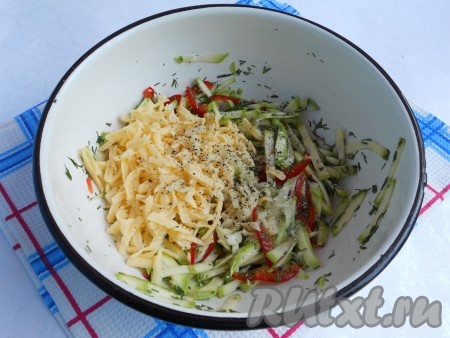 Также добавить в салат мелко рубленный чеснок, сахар, влить растительное масло и уксус. Салат поперчить и досолить по вкусу. Добавить натертый на средней терке твердый сыр.