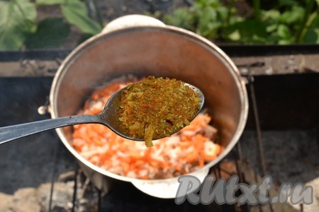 Всыпаем в котелок соль и специи для плова. Все перемешиваем и вливаем воду. Томим на мангале до приготовления мяса. Мясо не должно быть жестким, должно легко жеваться.&nbsp;
