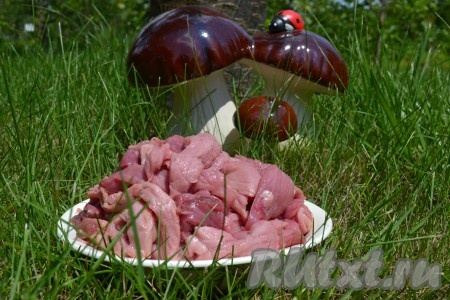 Для начала приготовим мясо для плова. Его необходимо нарезать небольшими кусочками.