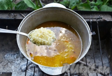 Всыпаем рис. Вода должна покрывать его на 1,5-2 см. Накрываем крышкой и томим. Не должно быть сильного огня.&nbsp;
