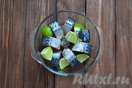 В форму для микроволновки вливаем масло - для того, чтобы не прилипла шкурка рыбы. Одной столовой ложечки хватит, далее рыбка даст свой жирок. Лайм (или лимон небольшого размера) нарезаем на 8 частей и выкладываем между кусочками скумбрии. Отправляем в микроволновку.
