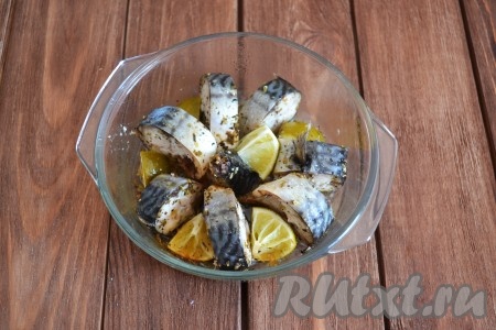 Время приготовления в микроволновой печи займет 7 минут при высокой мощности (у меня это 850W). Этого достаточно, чтобы рыбка приготовилась. Сухой она не будет, так как она сама по себе жирненькая.
