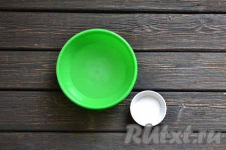 Приступаем к приготовлению теста для штруделя. В кипяченую остывшую воду добавляем соль и перемешиваем.
