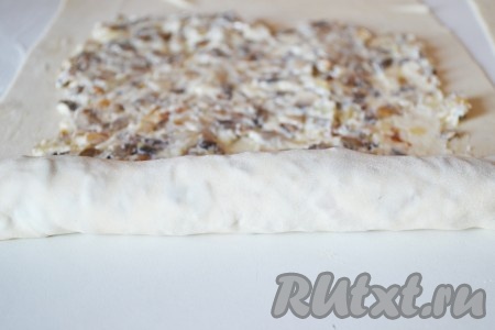 Начинаем сворачивать рулет. Это нужно делать с осторожностью, чтобы не порвалось тесто. 