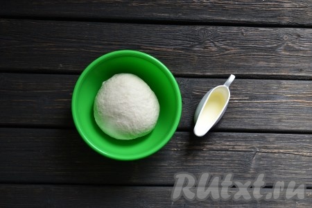 Замешиваем тесто. Оно должно быть мягким, не липнущим к рукам. Когда вошла вся мука, смачиваем руки маслом и продолжаем вымешивать. Когда руки становятся сухими, еще смачиваем маслом. И продолжаем вымешивать 10 минут. После чего тесто накрываем пищевой пленкой и оставляем отдохнуть, пока готовится начинка.
