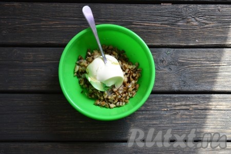 В одной посудине соединяем грибы, лук, соль и добавляем крем сыр (его можно смело заменить сметаной или майонезом, но количество нужно немного уменьшить), перемешиваем и начинка для штруделя готова.
