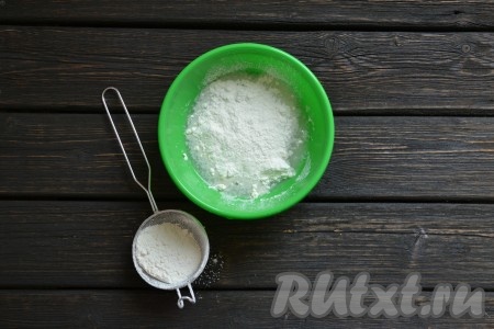 После того как растворили в воде соль, частями вводим просеянную дважды муку.
