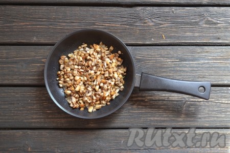 Обжариваем грибы, иногда помешивая, на сковороде, предварительно добавив 1 столовую ложку оливкового или растительного масла. Грибы должны стать золотистого цвета.
