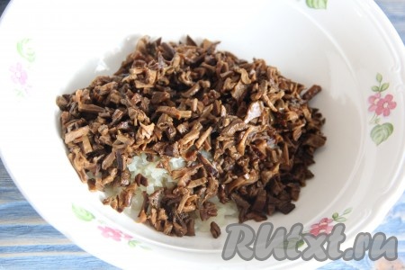 Добавить грибы к луку.&nbsp;