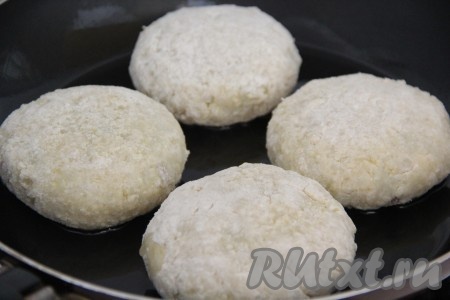 В сковороду добавить растительное масло, затем выложить зразы в сковороду.