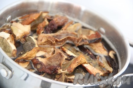 Если вы готовите зразы с сушёными или свежими лесными грибами, тогда их нужно промыть под проточной водой, переложить в кастрюлю, залить полностью водой, поставить на огонь и варить с момента закипания в течение 30 минут, затем откинуть на дуршлаг, дать остыть, мелко нарезать (сушёные грибы удобно нарезать ножницами). Если готовите с шампиньонами, тогда их нужно вымыть, нарезать достаточно мелко. Для этого блюда можно взять и замороженные лесные грибы, обычно они замораживаются уже отваренными. Для того чтобы в этом блюде использовать шампиньоны или замороженные лесные грибы, их нужно обжарить на среднем огне на растительном масле, периодически помешивая, в течение 10-15 минут, затем дать грибам остыть. Обжаренные лесные грибы тоже нужно нарезать достаточно мелко.