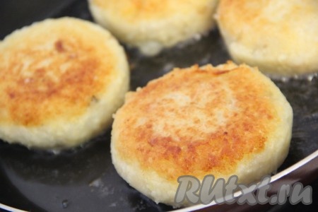 Обжарить зразы с начинкой с двух сторон до золотистого цвета.