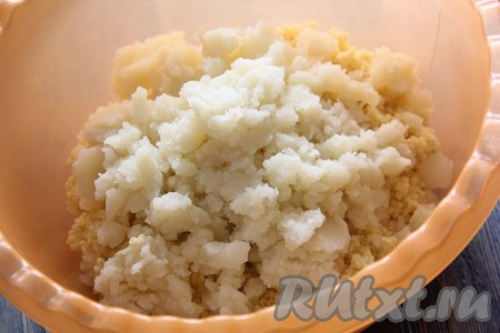 Соединить пшённую кашу и картофельное пюре. Я использовала пюре, оставшееся после обеда. Можно сварить картошку в подсоленной воде, а затем измельчить картофель в пюре.  