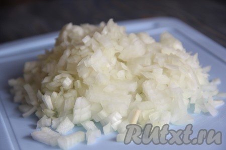 Лук очистить и мелко нарезать.