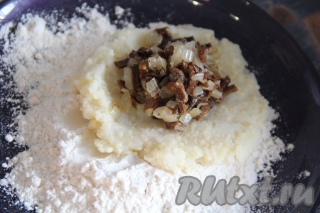 На середину лепёшки выложить небольшое количество грибной начинки.