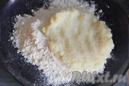 Приступаем к формированию зраз. Муку насыпать на плоскую тарелку. Из картофельно-пшённой массы сформировать лепёшку.