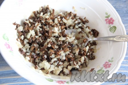 Посолить грибы с луком по вкусу и хорошо перемешать, начинка для зраз готова.