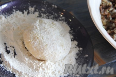 Завернуть начинку в картофельно-пшённую массу. Хорошо обвалять зразы в муке.