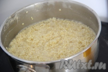 Варить пшённую кашу на медленном огне до полного испарения жидкости (я варила примерно 25 минут), периодически помешивая.