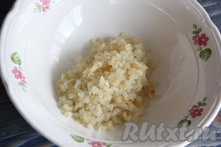  Обжаренный лук выложить в глубокую миску.