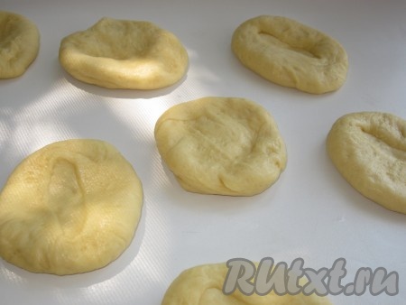 Вымешанное тесто скатать в валик и разрезать на 10 равных частей (можно разрезать и на большее, и на меньшее количество частей, от этого будет зависеть размер пирожка).
