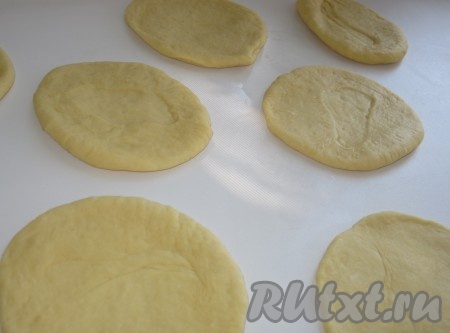 Каждый кусочек раскатать скалкой в пласт (можно не раскатывать скалкой, а просто прижать ладошкой).
