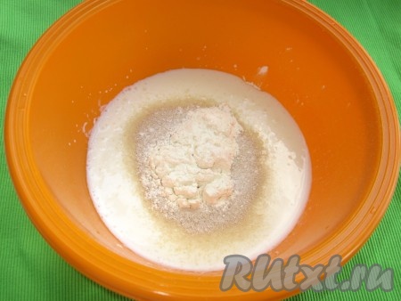 В теплый кефир добавить сахар, дрожжи и 2 столовые ложки просеянной муки, перемешать, накрыть получившуюся опару и поставить минут на 20 в теплое место для активизации дрожжей.
