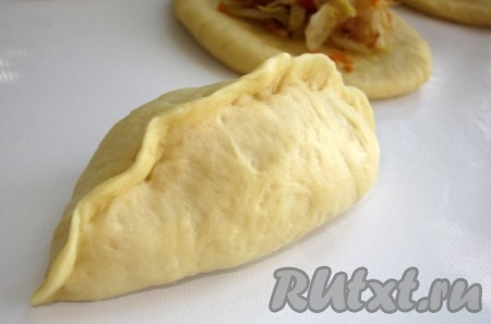 Защипнуть края теста, формируя пирожки, а затем немного прижать сверху ладошкой. Накрыть салфеткой и оставить их на 15-20 минут.
