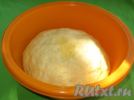 Тесто тоже подошло. В подошедшем тесте сделать ямку, влить 1 столовую ложку подсолнечного масла и еще раз хорошо вымесить. Добавление масла позволит в дальнейшем работать с тестом без муки (не нужно будет подсыпать муку на тесто и стол).&nbsp;
