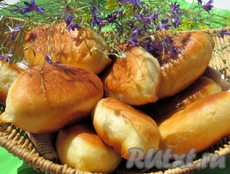 Пирожки с капустой, приготовленные на сковороде, получаются и аппетитными, и сытными, и очень вкусными.
