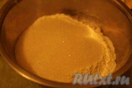 Муку смешать с сахаром, пряностями и содой. 