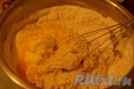 Сыворотку нагреть. Добавить к мучной смеси сыворотку и сметану с яйцом.