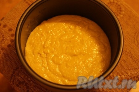 Выложить массу в форму от мультиварки. 