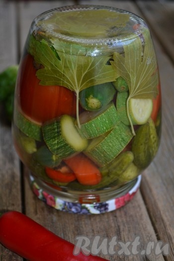 Закатать банки с овощным ассорти для хранения на зиму. Поставить банки верх дном, укутать плотным одеялом для сохранения тепла и оставить до полного остывания.
