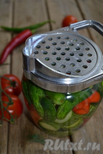 Затем слить воду в кастрюлю и опять довести ее до кипения. Снова залить банки кипятком и оставить на 10 минут. Еще раз слить воду. Всыпать в воду сахар и соль, перемешать, чтобы растворились,&nbsp; влить уксус, довести до кипения и сразу залить этим маринадом овощи.
