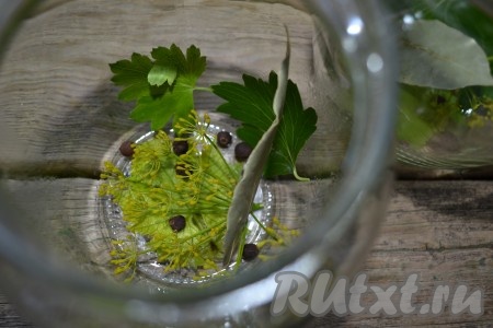 Добавить душистый перец горошком и лавровый лист.
