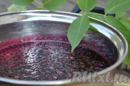 Кастрюлю ставим на огонь, доведя до кипения уменьшаем огонь до минимального и увариваем массу (варим не менее 30 минут). Переодически&nbsp;снимаем пенку. Чем дольше будем варить, тем гуще будет варенье.
