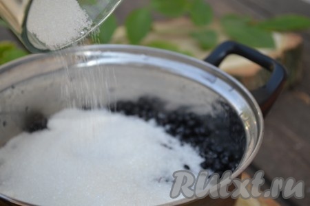 Ягоды засыпаем сахаром, добавляем воду и лимонную кислоту.
