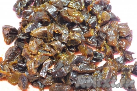 Чернослив распарить кипятком, затем обсушить и мелко нарезать. Картошку, свеклу и морковь очистить.
