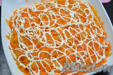 Далее&nbsp;- натертая вареная морковь, соль и майонез.
