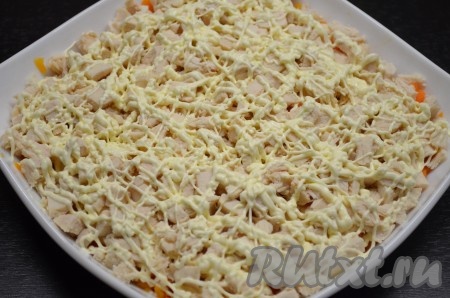 Смазать слой мяса майонезом. Вот здесь не помешало бы добавить репчатого лука. По рецепту в салате "Гренадер" его не было, я не добавляла.
