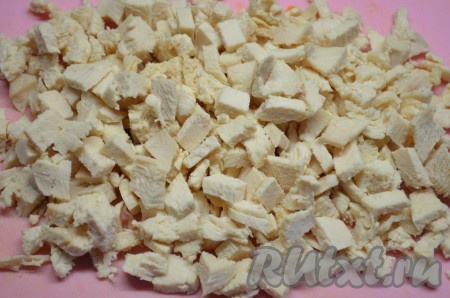 Мясо нарезать мелко и выложить на морковь.