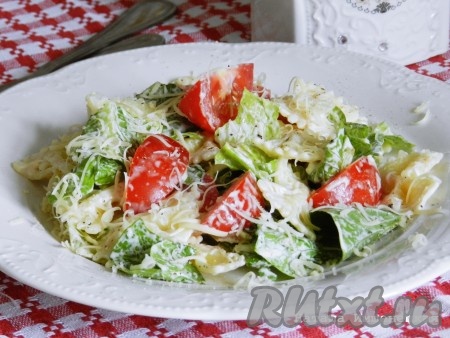 Салат с макаронами и помидорами
