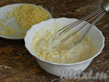 Смешать венчиком майонез, сметану, вустерский соус и уксус, пропущенный через пресс чеснок. Добавить сыр, оставив немного для посыпки салата. Все хорошо перемешать, накрыть и убрать соус в холодильник.
