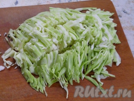 Молодую капусту нашинковать.