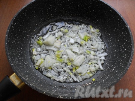 Для начала нужно приготовить начинку для пирога. Для этого репчатый лук нарезать небольшими кусочками, обжарить до мягкости на растительном масле, иногда помешивая.