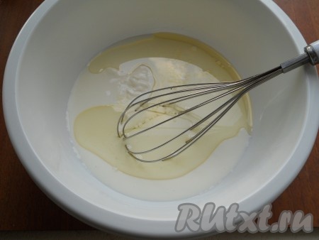 В кефир влить растительное масло, добавить соль и сахар.