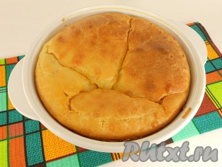 Выпекать пирог в предварительно разогретой до 180-190 градусов духовке приблизительно 55-60 минут (готовность проверяйте деревянной лучинкой).