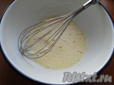 Для приготовления теста для пирога взбить венчиком сырое яйцо.
