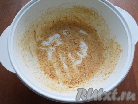 Форму для запекания (диаметр около 20 см) смазать сливочным маслом и обсыпать панировочными сухарями.